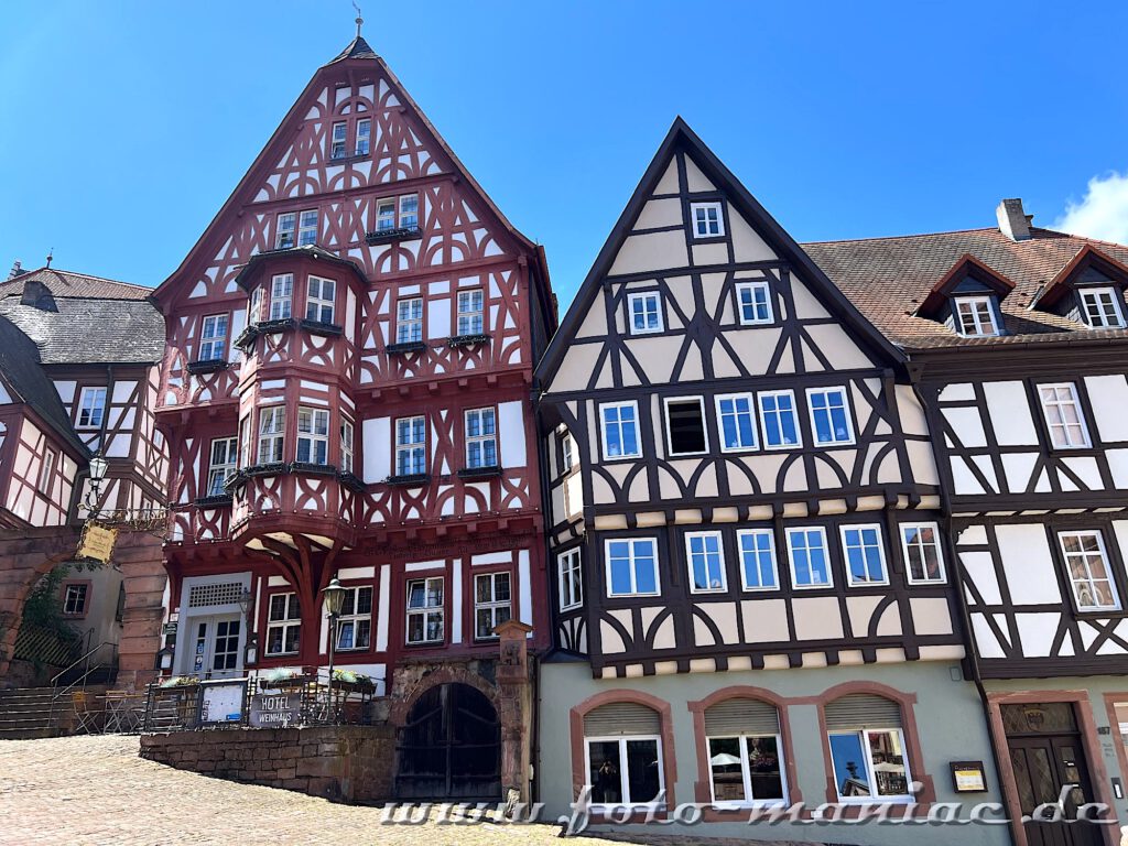 Links das Hotel Schmuckkästchen auf dem Markt von Miltenberg