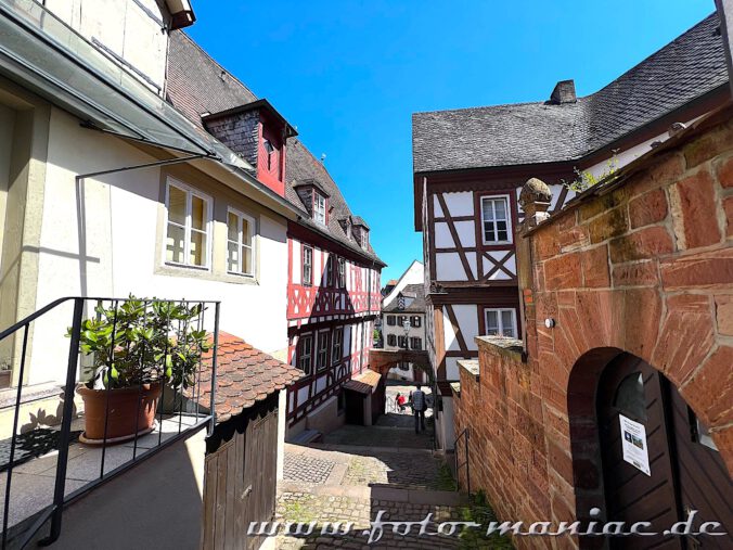 Die Schlossgasse in Miltenberg führt vorbei an Fachwerkhäusern