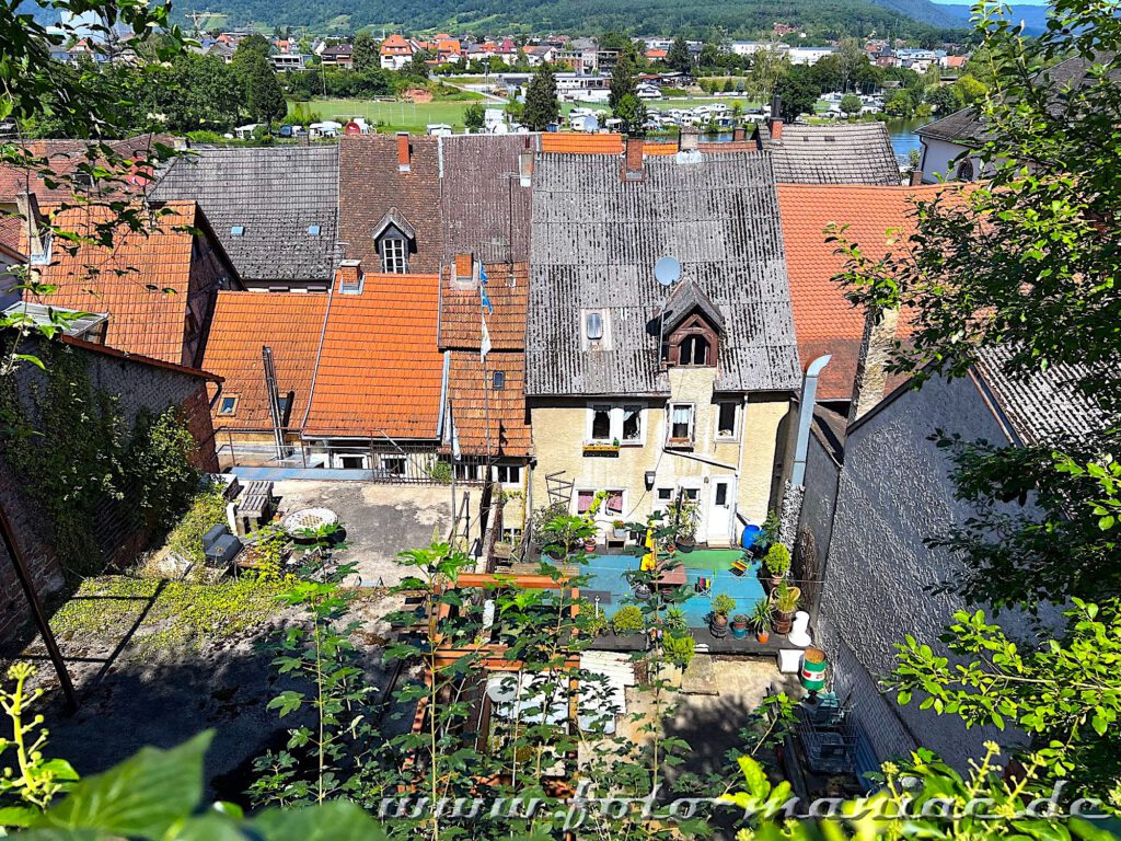 Blick von der Schlossgasse auf alte Häuser von Miltenberg