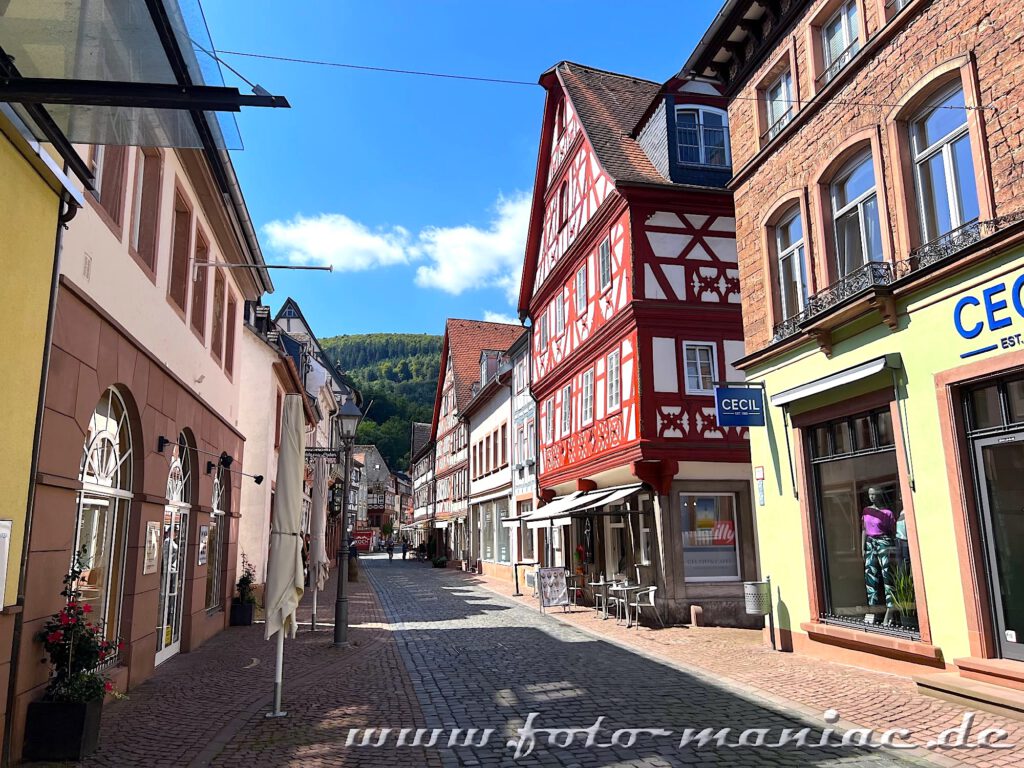 Verwinkelte Gasse flankiert von schönem Fachwerk in Miltenberg