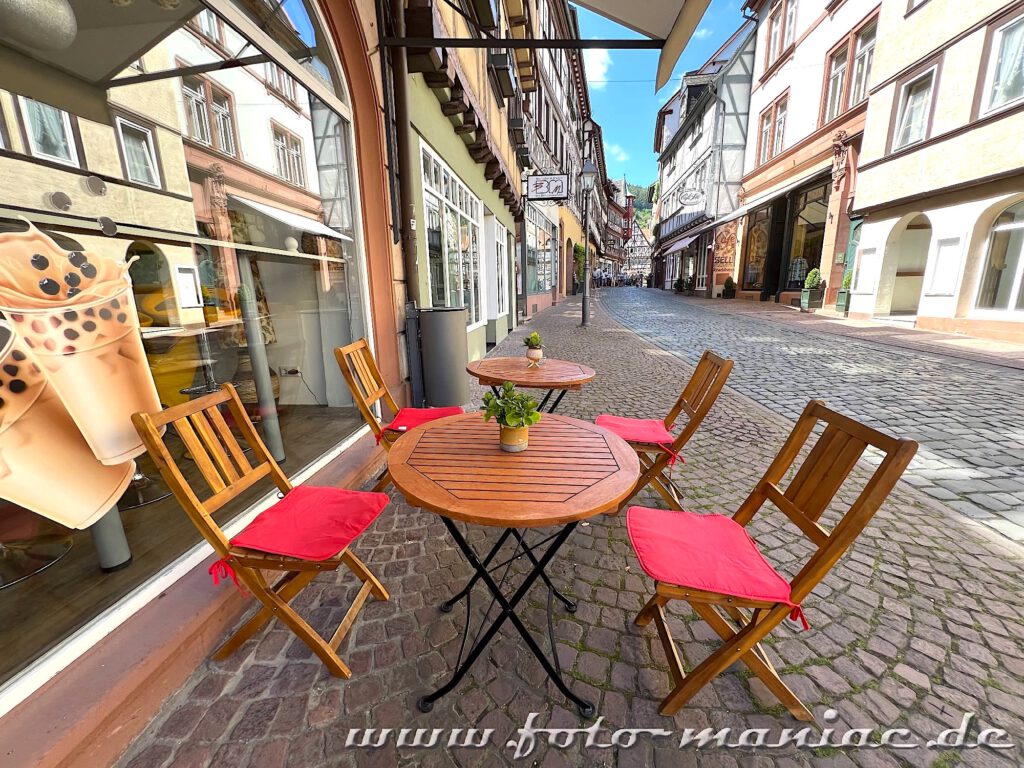 Sitzplätze vor einem Restaurant in Miltenberg