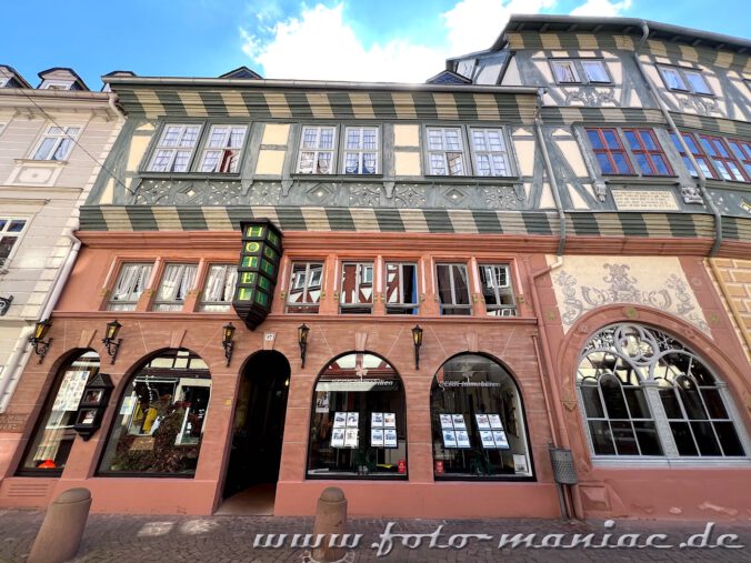 Bummeln durch Miltenberg zum Eingang des Hotels zum Riesen