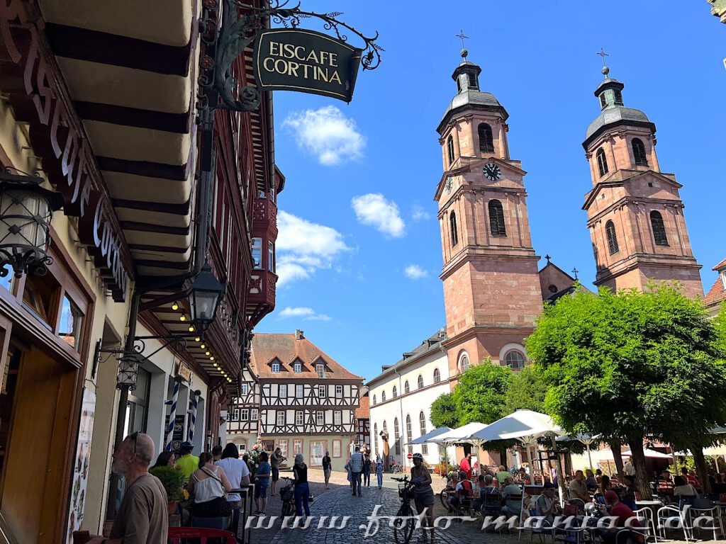 Die Stadtpfarrkirche St. Jakobus auf dem Marktplatz von Miltenberg