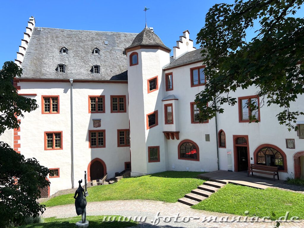 Bummeln durch Miltenberg - sanierte schneeweiße Fassade der Mildenburg