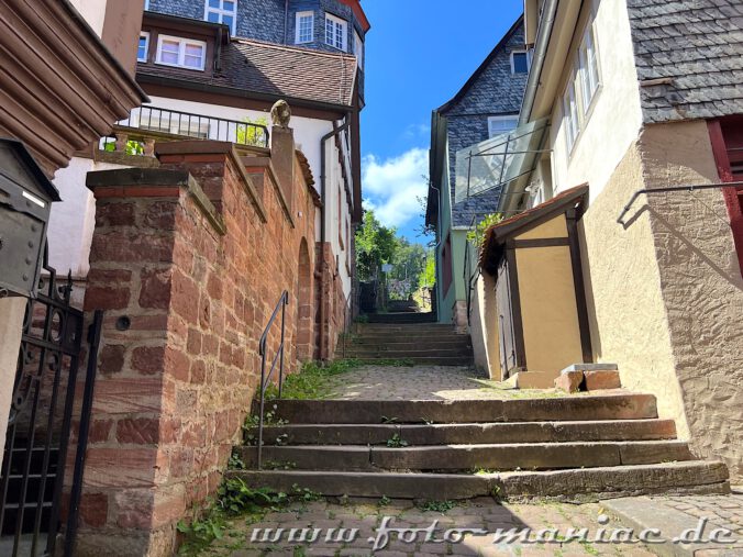 Auf der ansteigenden Schlossgasse gelangt man zur Mildenburg