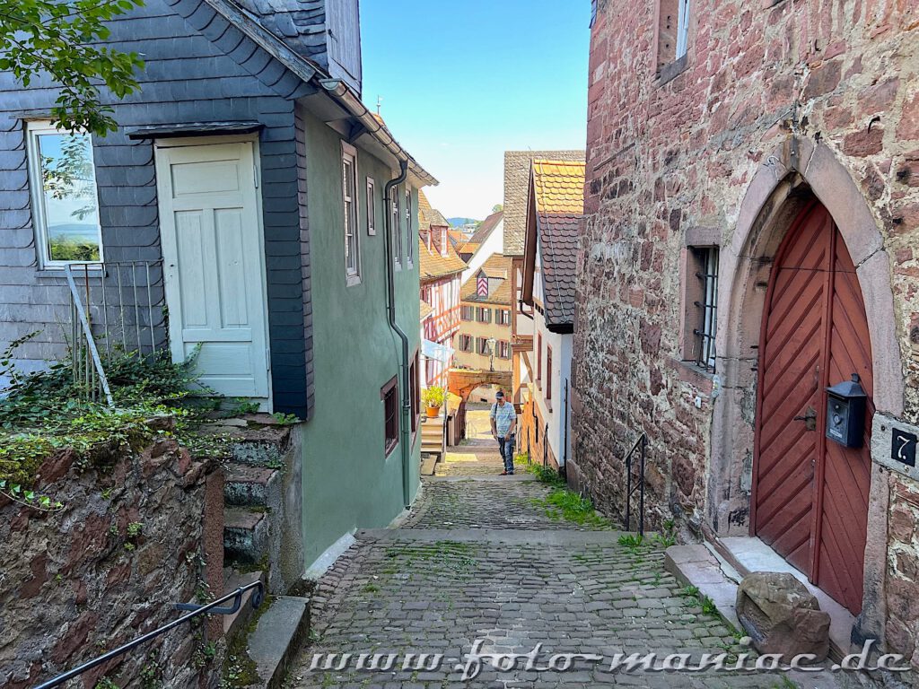 Bummeln durch Miltenberg - die steile Schlossgasse führt vom Markt in der Altstadt zur Mildenburg