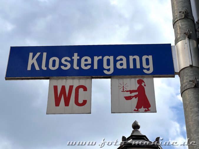 Hinweisschild in Celle, wo das nahe WC zu finden ist