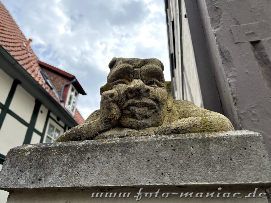 Skulptur auf einem Eingangstor in Celle