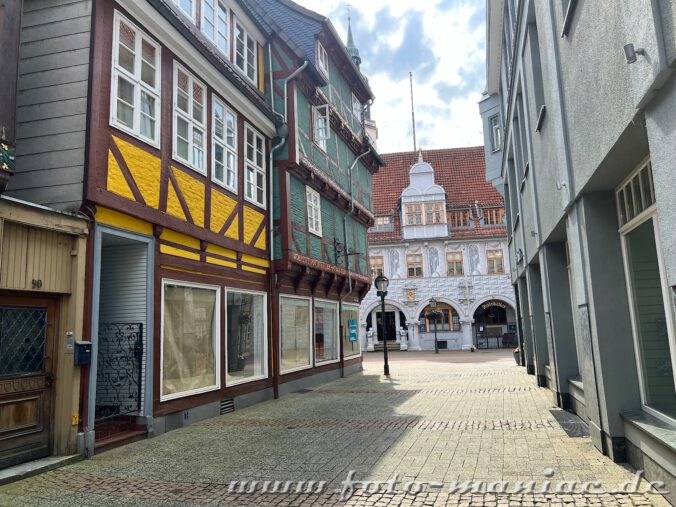 Blick durch eine Gasse auf das Alte Rathaus von Celle