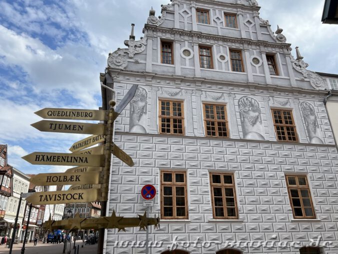 Städte-Wegweiser an einer Seite des Alten Rathauses von Celle