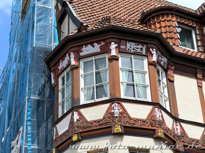 Dekorative Schnitzereien an einem Fachwerk-Erker in Celle