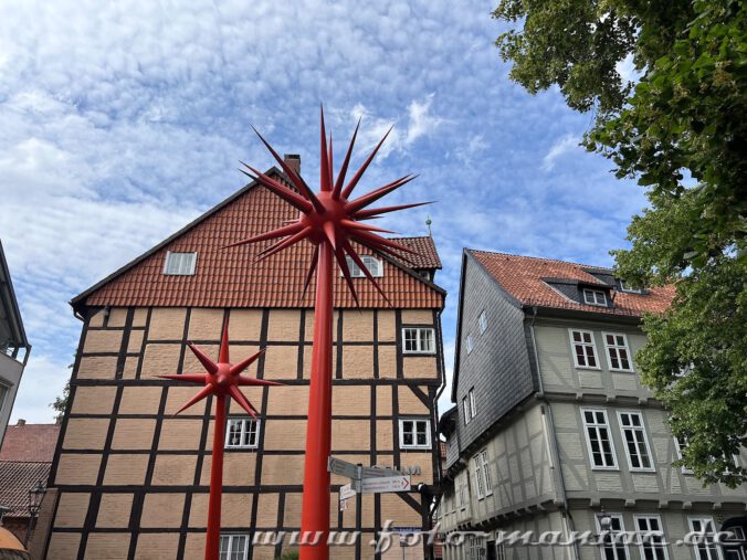 Spaziergang durch Celle - zwei Lichtskulpturen vor Fachwerk-Kulisse