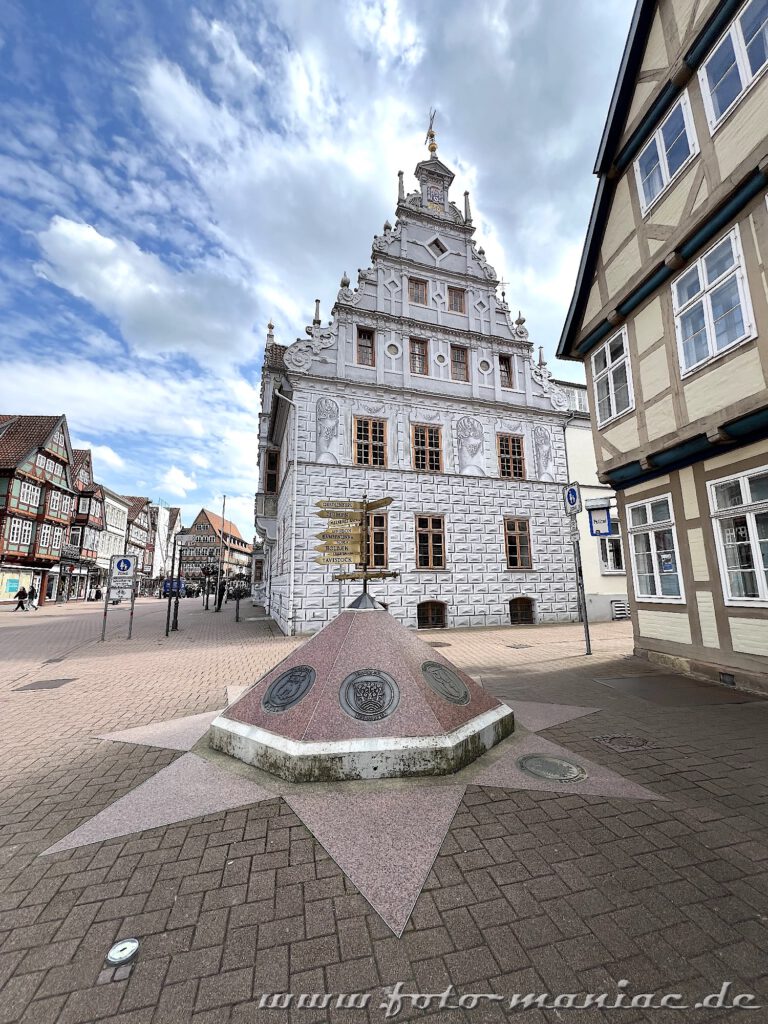 Spaziergang durch Celle - ein Blickfang ist der Städte-Wegweiser am Alten Rathaus der Stadt