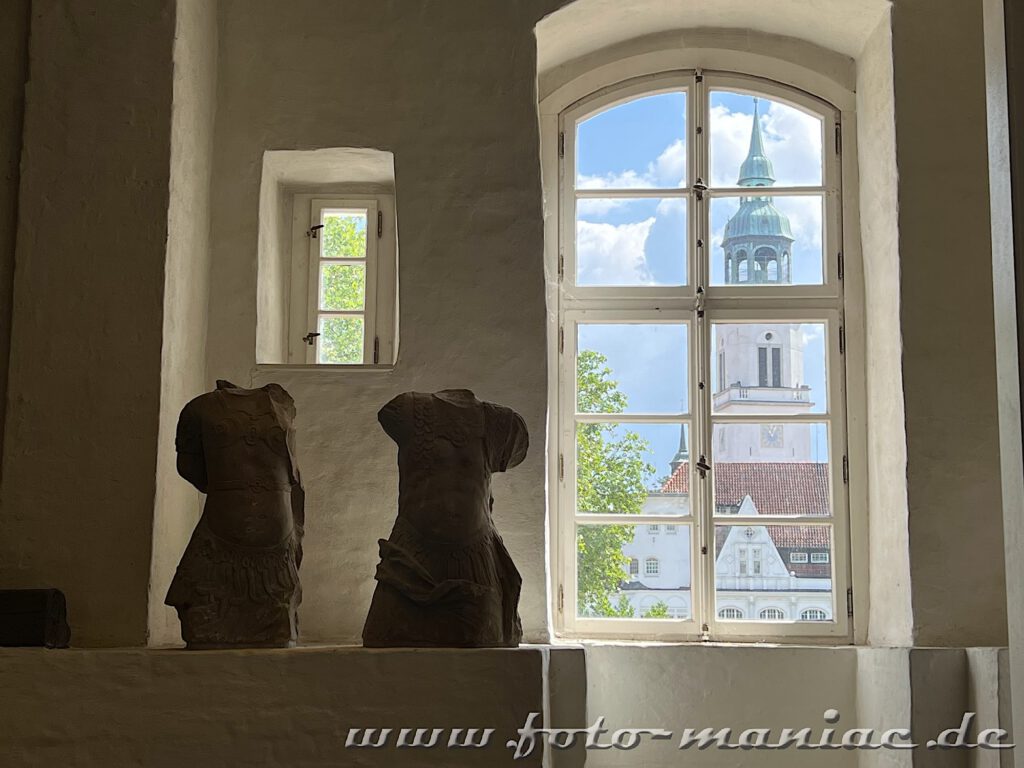 Spaziergang durch Celle - Blick aus einem Schlossfenster auf die Marienkirche