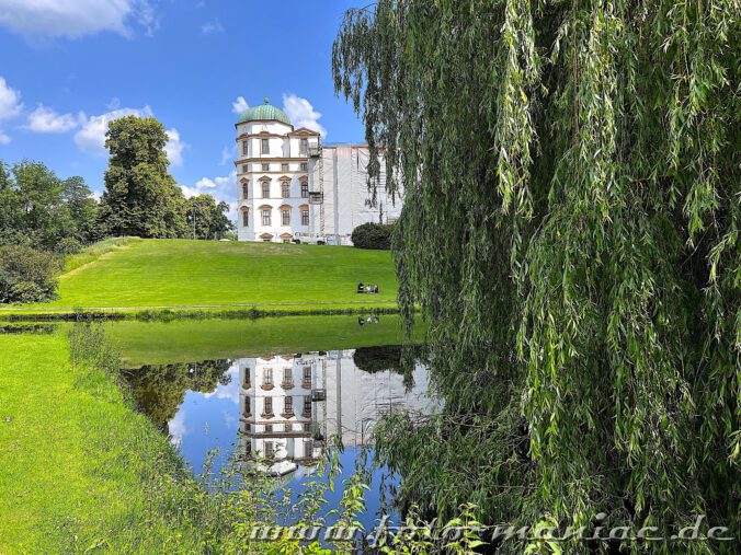 Spaziergang durch Celle - Welfen-Schloss spiegelt sich in einem kleinen Teich