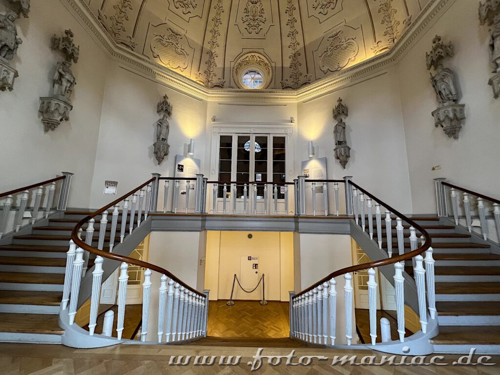 Spaziergang durch Celle - herrschaftliches Treppenhaus im Schloss