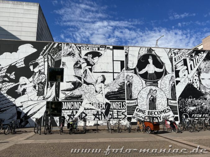 Straßburgs schöne Museen - schwarz-weißes Mural am Zugang zum Museum für moderne und zeitgenössische Kunst