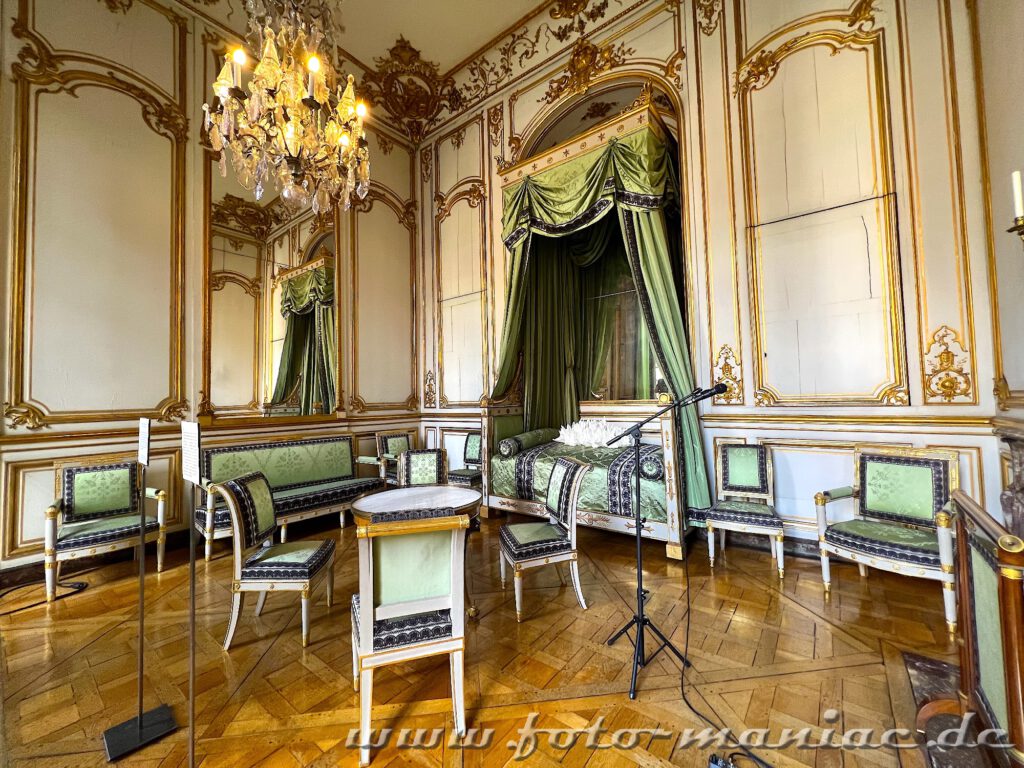 Bett mit Baldachin und kostbare Möbel in einem Zimmer im Straßburger Rohanpalais