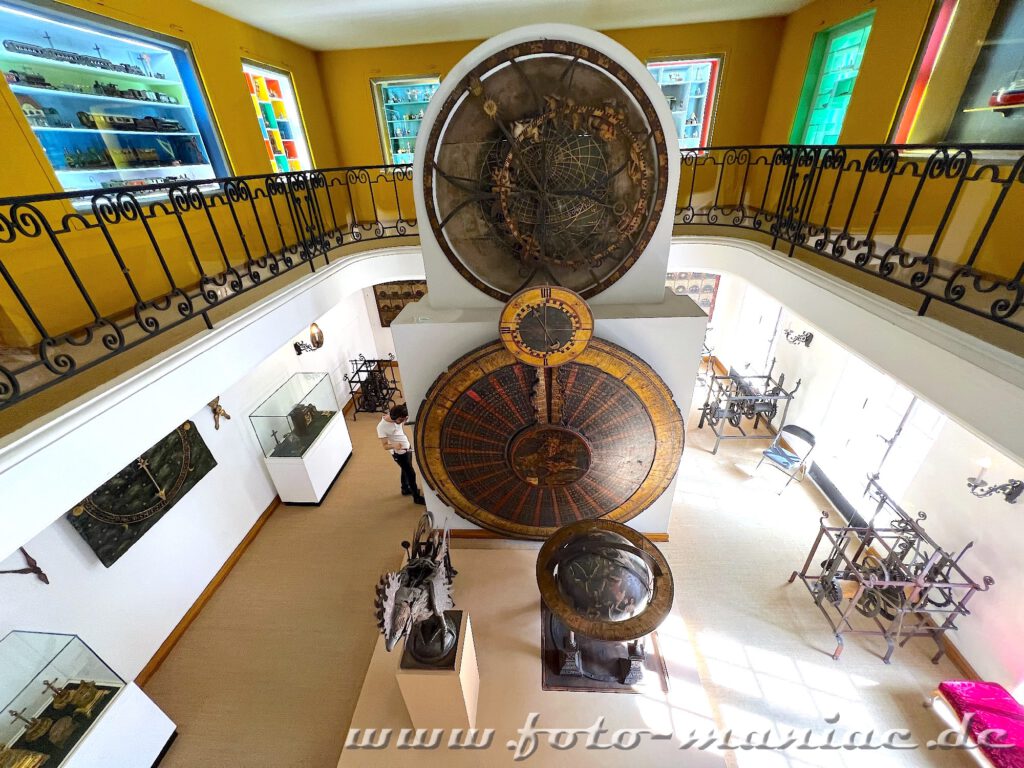 Straßburgs schöne Museen - astronomischer Zeitmesser und Vitrinen mit mechanischem Spielzeug sind der Blickfang im Kunstgewerbemuseum