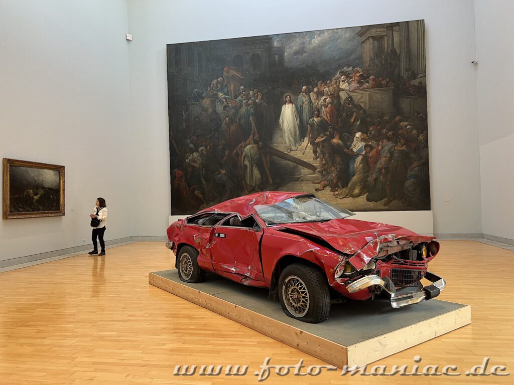 Straßburgs schöne Museen - ein Autowrack vor einem riesigen Gemälde von Gustave Doré