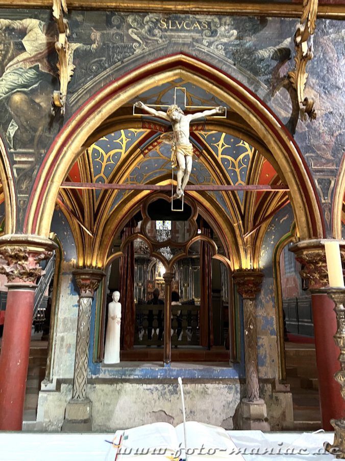 Straßburgs schöne Peterskirche _ Blick durch einen Bogen des Lettners in den Chor