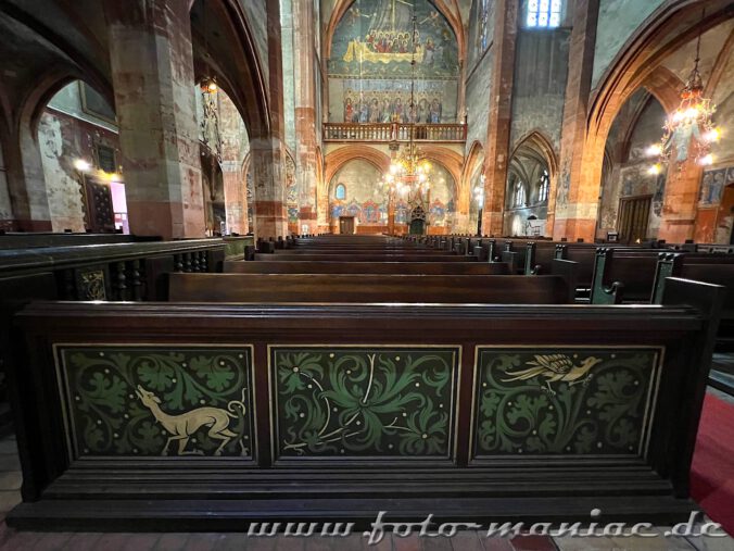 Straßburgs schöne Peterskirche - Blick vom Lettner auf die prächtig gestalteten Kirchenbänke und auf die alten Fresken