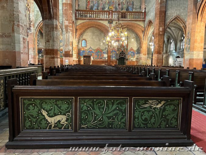 Straßburgs schöne Peterskirche - phantasievoll bemalte Kirchenbänke