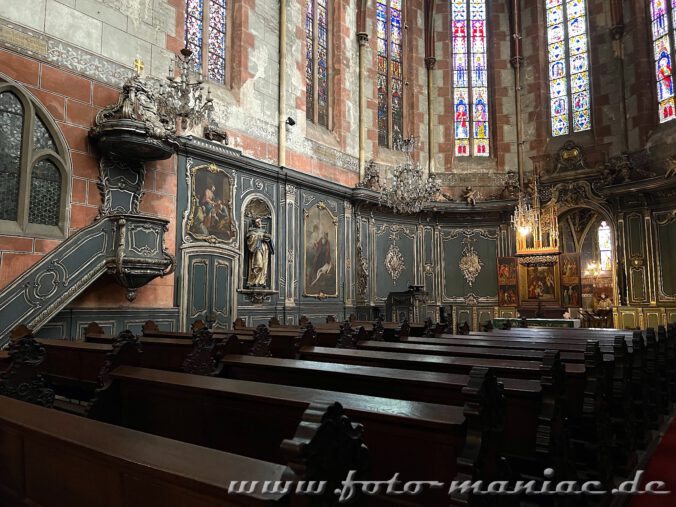 Straßburgs schöne Peterskirche - Blick in den barocken Chor, im Hintergrund die Engelskapelle