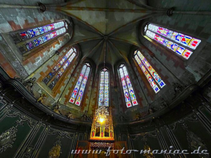 Straßburgs schöne Peterskirche - sieben farbenfrohe Fenster im Chor
