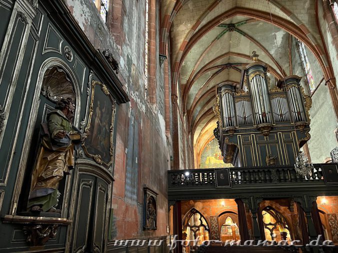 Straßburgs schöne Kirche - Blick vom Chor auf den Lettner mit der Silbermann-Orgel
