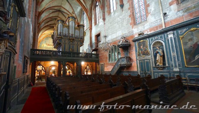 Barock ausgestalteter Chor mit Lettner und Silbermann-Orgel in der Peterskirche in Straßburg