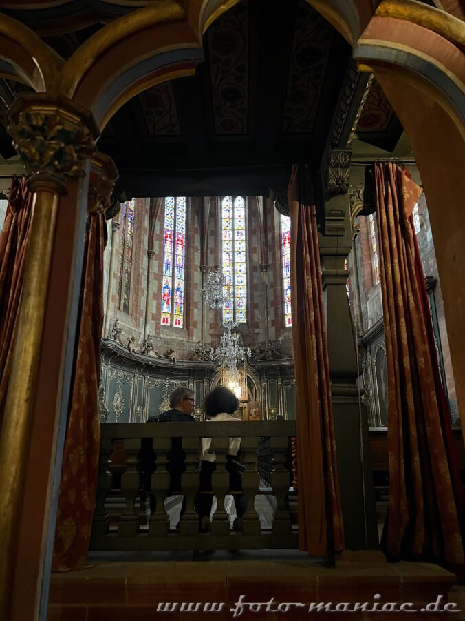 Blick durch einen Bogen des Lettners in den Chor der Peterskirche in Straßburg
