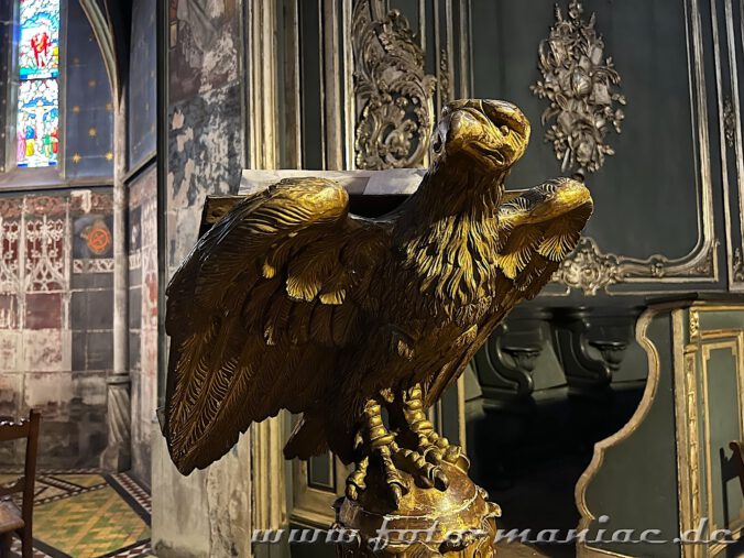 Ein goldener Adler wartet am Zugang zur kleinen Engelskapelle der Peterskirche in Straßburg