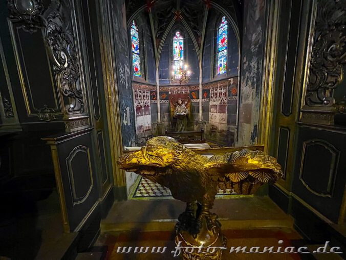 Straßburgs schöne Peterskirche - goldener Adler mit ausgestreckten Schwingen vor der Engelskapelle