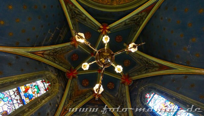Deckengewölbe mit Kronleuchter in der Engelskapelle der Peterskirche in Straßburg