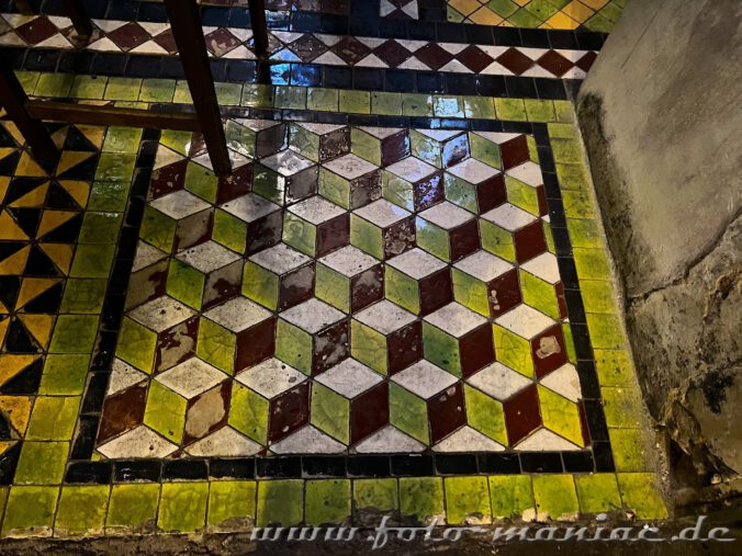 Prächtiger Mosaikboden in 3D-Optik in der Engelskapelle der Peterskirche in Straßburg