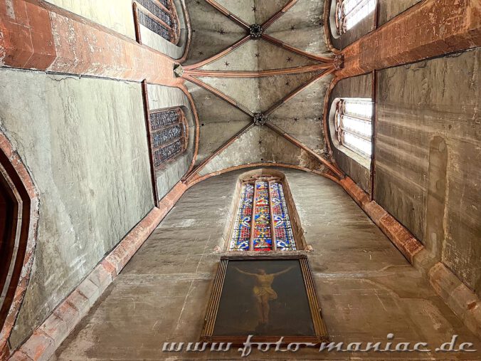 Blick in das hohe Gewölbe einer Seitenkapelle in der Peterskirche in Straßburg