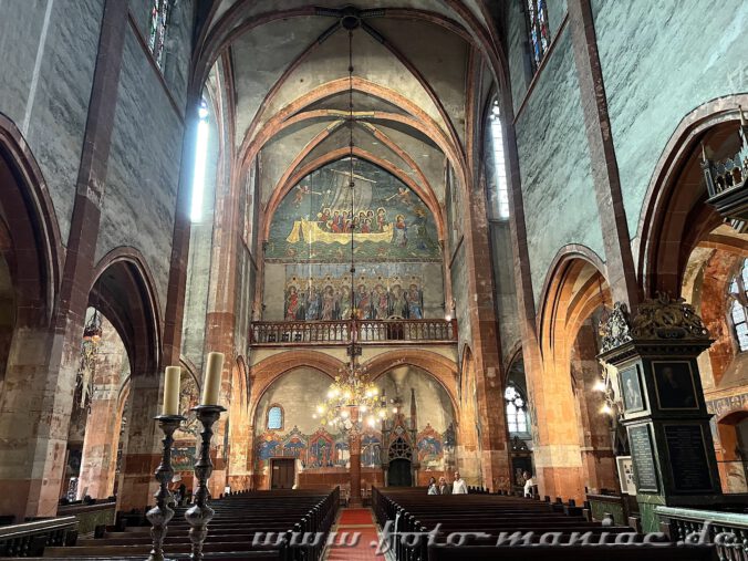 Straßburgs schöne Kirche - Haupthaus mit alten Fresken