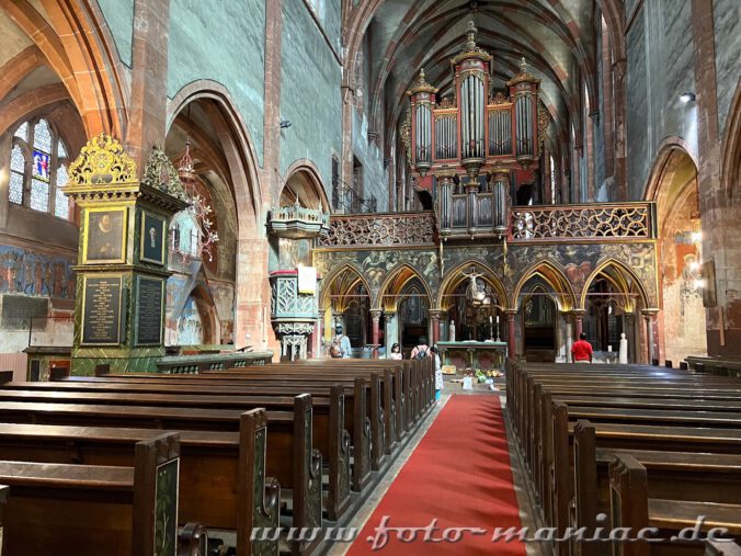 Straßburgs schöne Peterskirche -Blick in das Langhaus mit Orgel-Lettner