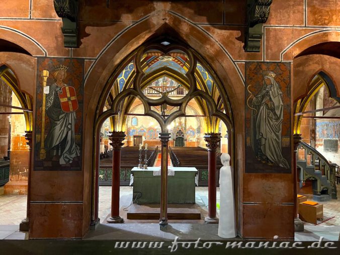 Straßburgs schöne Peterskirche - Blick durch den Lettner auf den Altar und ins Langhaus