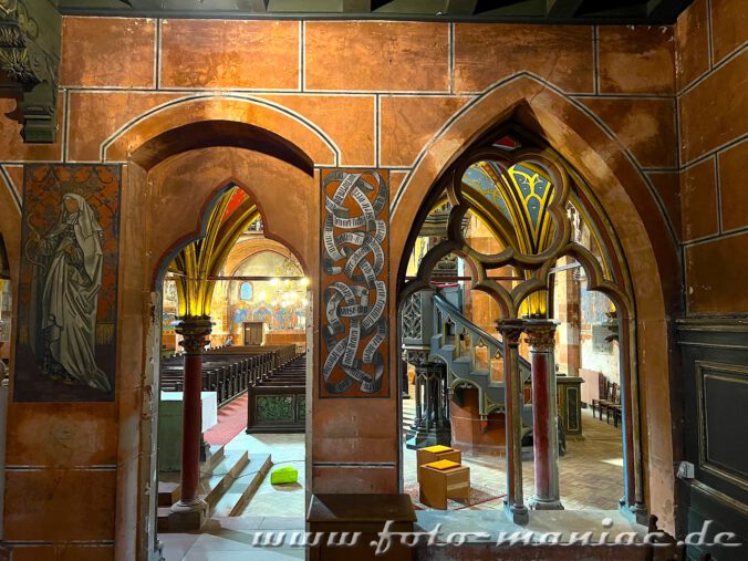 Blick durch den Lettner auf farbige Säulen