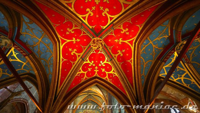 Lettner-Gewölbe in kräftigen Farbe und Gold-Ornamenten