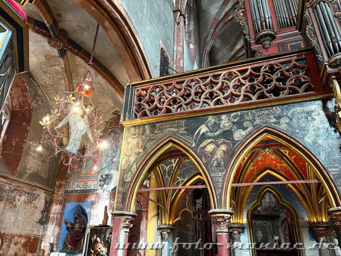 Lettner; Malerei und Engelsleuchter in der Peterskirchein Straßburg