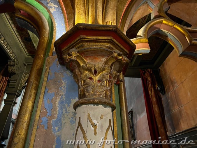 Eine verzierte Säule des Lettners