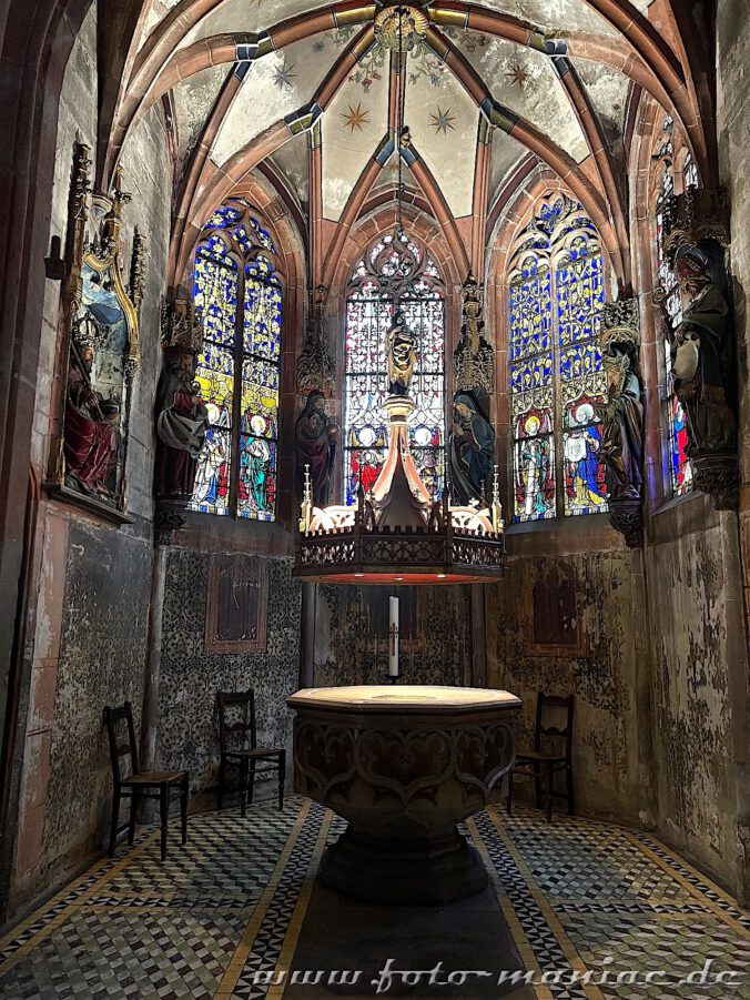 Straßburgs schöne Peterskirche - Blick in die kleine Taufkapelle mit den Taufstein im Zentrum