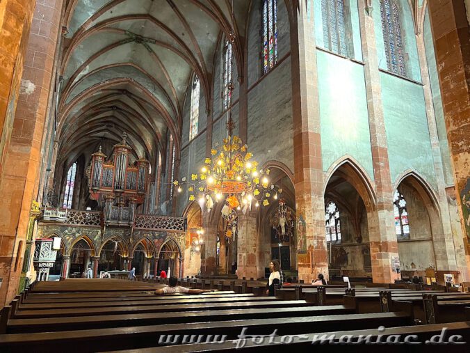 Blick in das Langhaus und das Seitenschiff in der Peterskirche in Straßburg