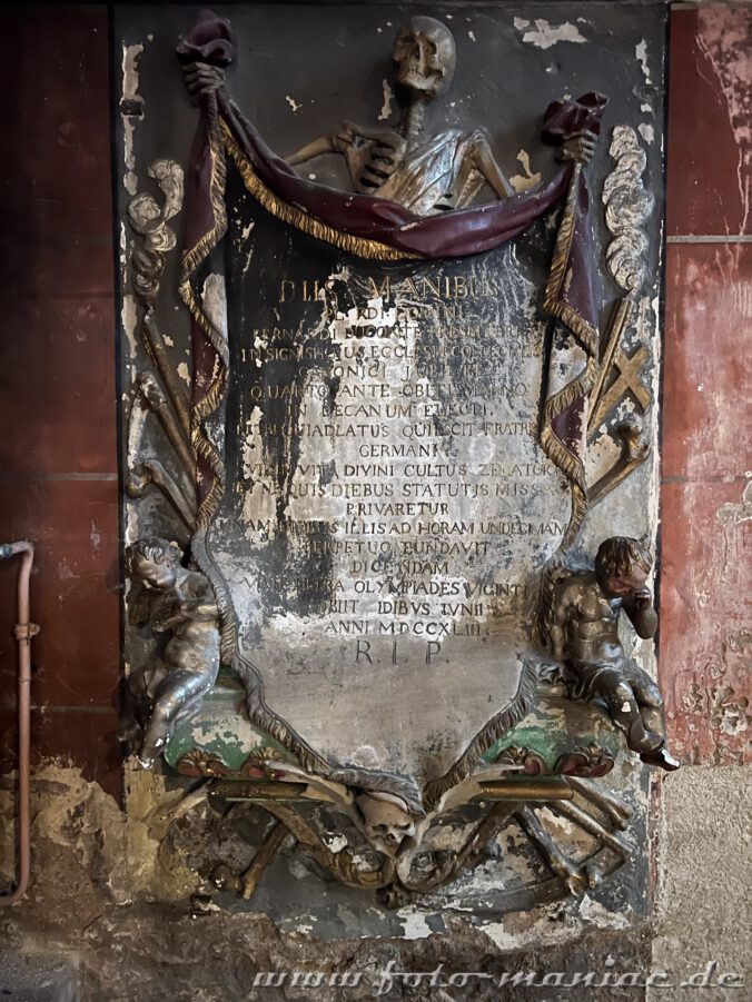 Grabplatte in der Peterskirche in Strassburg