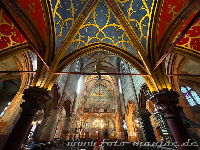 Strassburgs schöne Peterskirche - vom Lettner Richtung Langhaus fällt der Blick auf ein Wandgemälde mit Schiff sowie Engel darunter