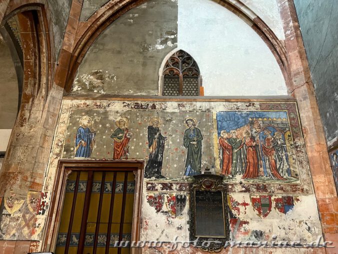 Malereien aus dem 14./15. Jahrhundert schmücken die Wände im Langhaus der Peterskirche in Straßburg
