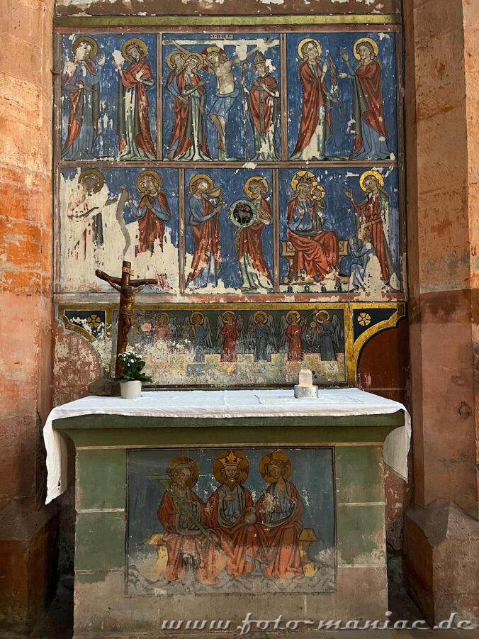 Malereien ua dem 14./15. Jahrhundert schmücken Wand und Altar einer kleinen Kapelle in der Peterskirche in Straßburg